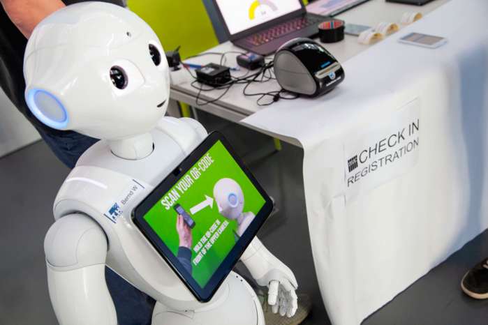 Bereits beim Check in zum IFLA WLIC Preconference Satellite Meeting in Wildau waren Roboter im Einsatz. Foto: Henning Wiechers, CC BY