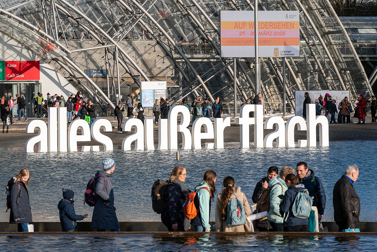 "alles außer flach" war das Motto der Leipziger Buchmesse 2024. Gastländer waren in diesem Jahr die Niederlande und die flämische Region Belgiens, Flandern. Foto: Leipziger Messe GmbH / Tom Schulze