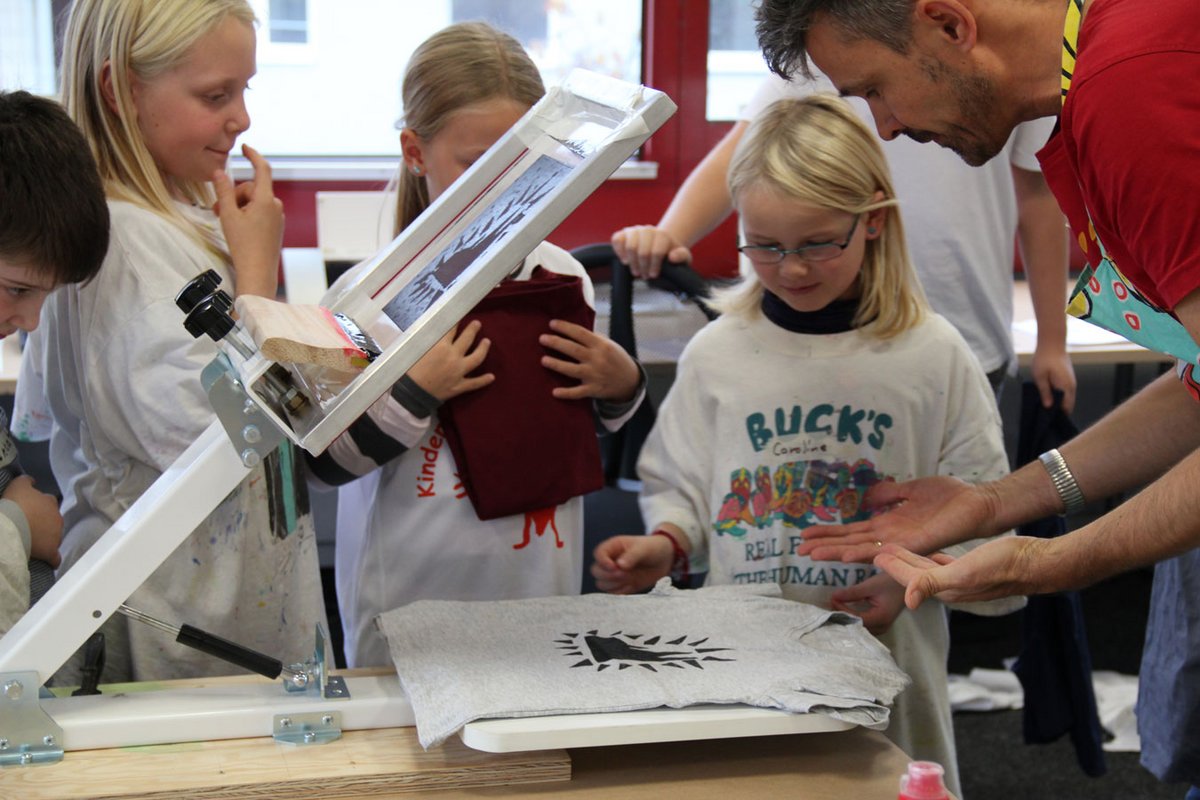 Im Makerspace der Stadtbibliothek Köln geht es um kreativität: Mit Siebdruck etwa entsteht das gewünschte Muster auf T-Shirts.