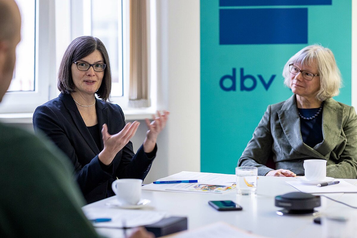 Lucia Werder (links) und Barbara Schleihagen bei der Diskussionsrunde zur Bedeutung des Digitalprogramms »WissensWandel«. 