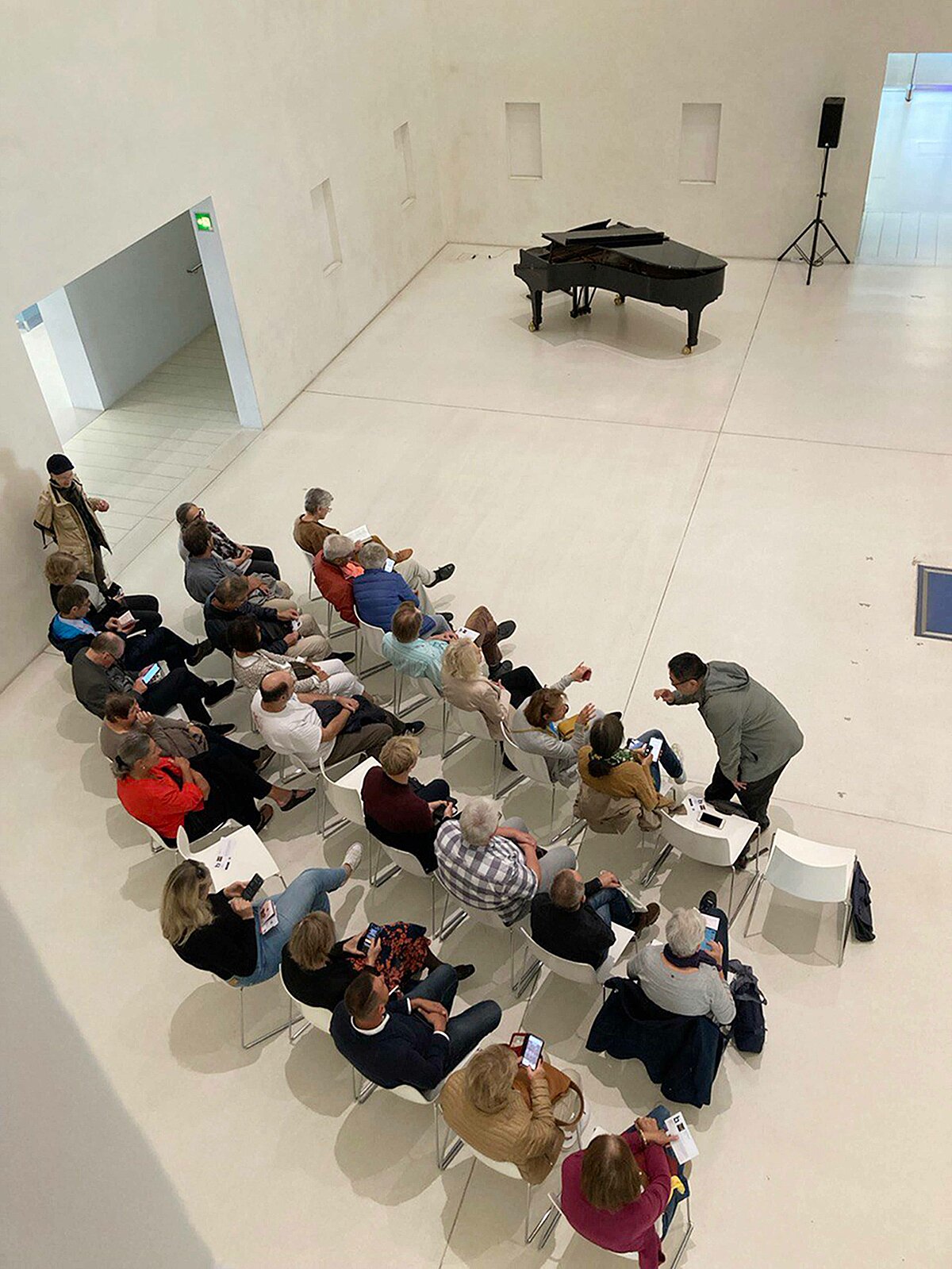 Opernstudiolo: Im Herz der Stuttgarter Bibliothek, im offenen Raum im Erdgeschoss, wird der neue Spielplan der Staatsoper Stuttgart in Wort und Musik vorgestellt. Foto: Stadtbibliothek Stuttgart