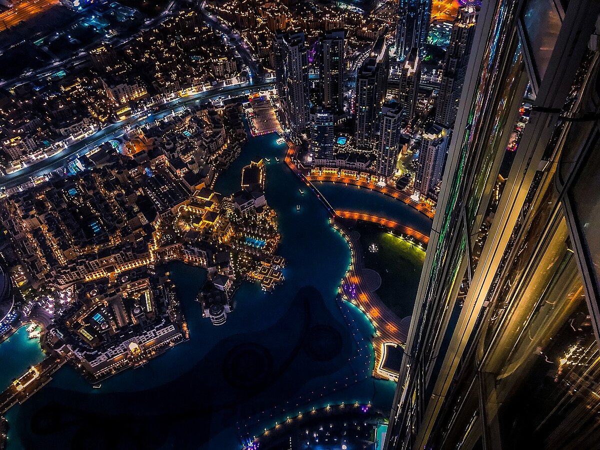 Blick vom höchsten Gebäude der Welt, dem Burj Khalifa, auf Dubai bei Nacht. 2024 soll der World Library and Information Congress (WLIC) der IFLA in der Stadt stattfinden.