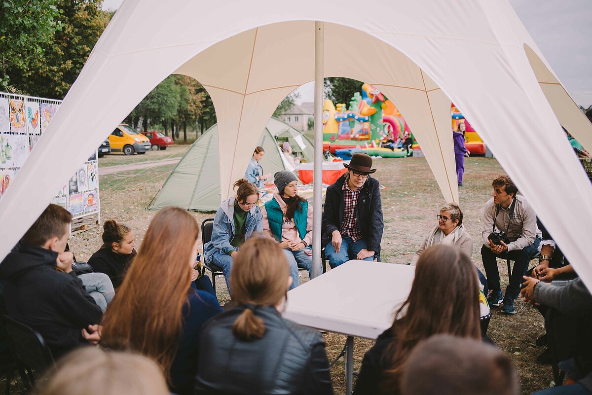 Das Foto zeigt eine Veranstaltung der Wandering Library aus Luhansk in der Ukraine auf einem Fest in Starobilsk.