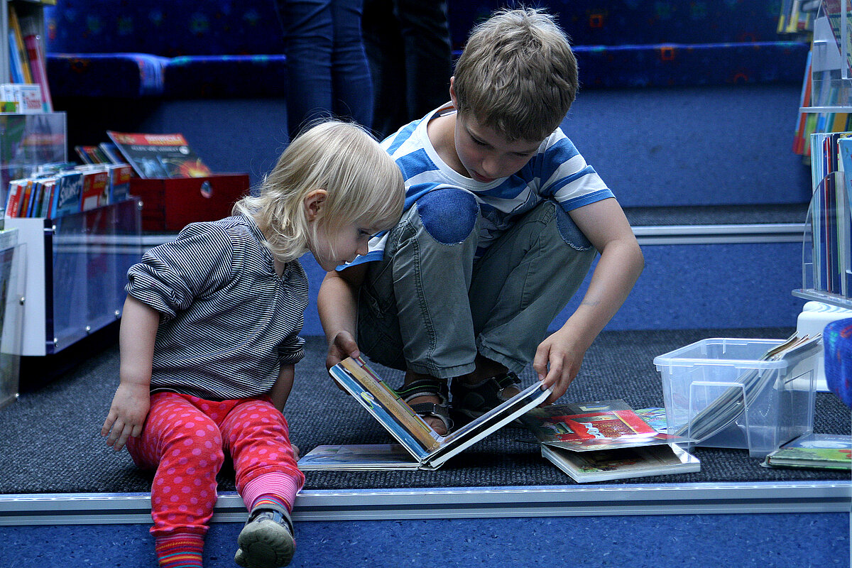 Gegen Leseschwäche helfen Bildungsangebote. Niederschwellig und von den Kindern akzeptiert: die Bücherbusse. Hier gibt es allerhand zu entdecken. Foto: Miriam Mumot