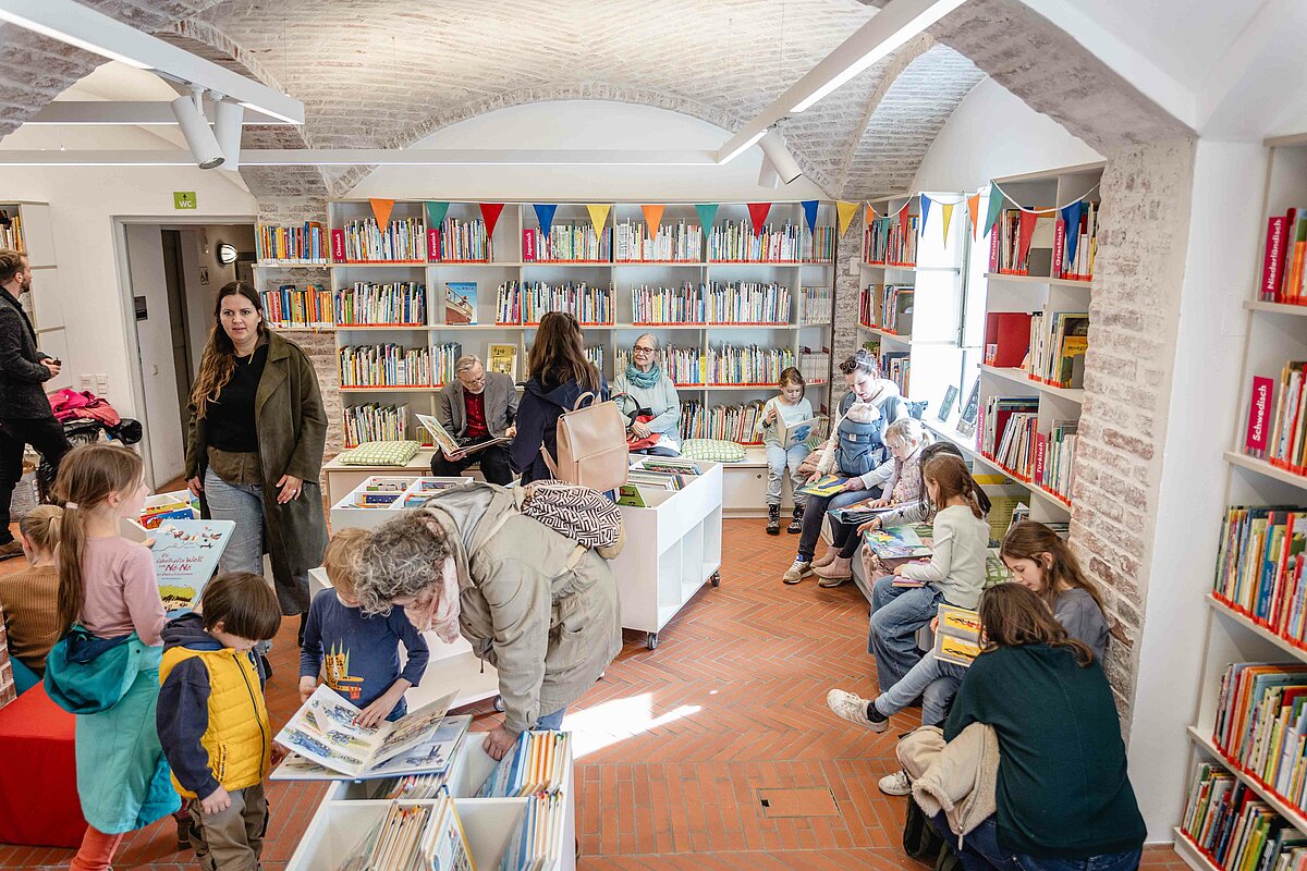 Anziehungspunkt für Literaturfans: Die Internationale Jugendbibliothek ist bei kleinen und großen Besuchern beliebt. Foto: Internationale Jugendbibliothek