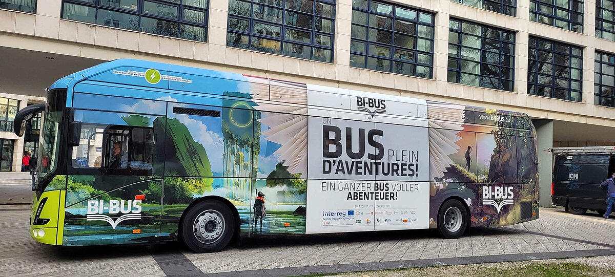 Schon von außen ist der neue BI-BUS ein echter Blickfang und erzeugt bei seinen Touren begeisterte Aufmerksamkeit. Foto: Stadtbibliothek Saarbrücken