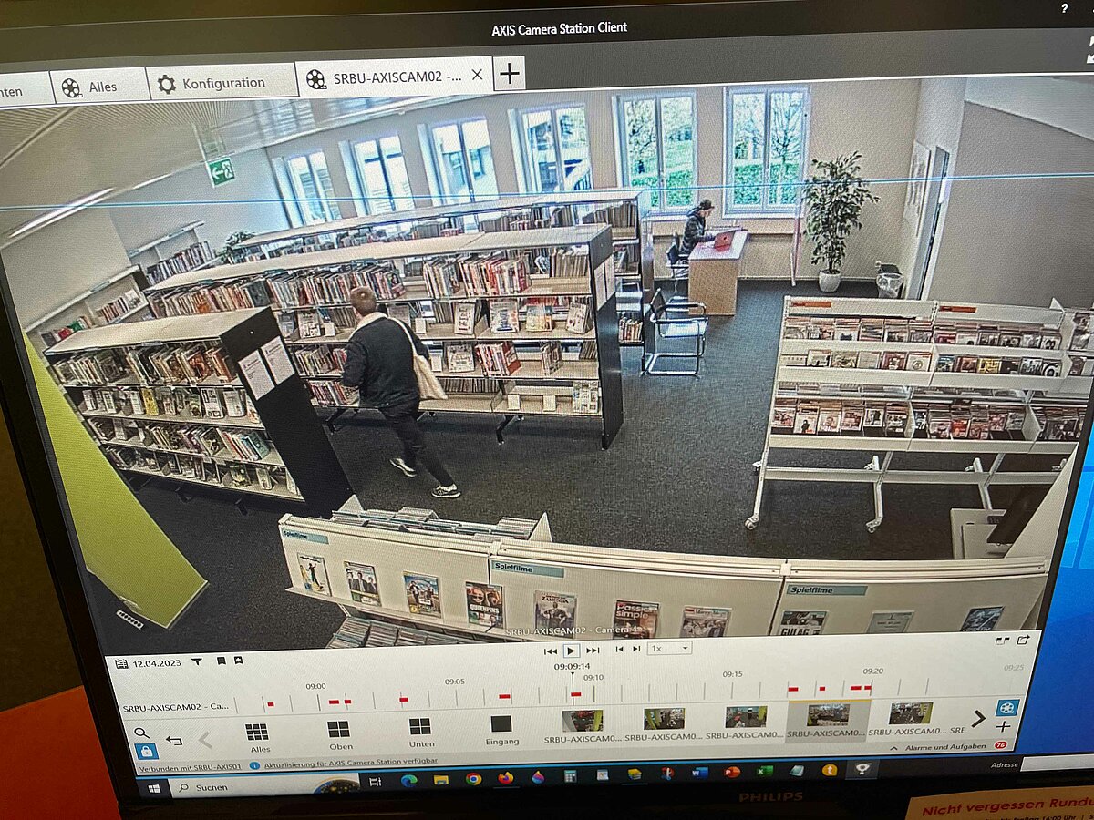 Für eine Open Library in mittleren und großen Bibliotheken unabdingbar: Per Videoüberwachung kann das Team der Stadt- und Regionalbibliothek Uster in der Schweiz mehr Sicherheit in der Bibliothek gewährleisten, auch in Öffnungszeiten ohne Personal. Foto: Roman Weibel, Uster