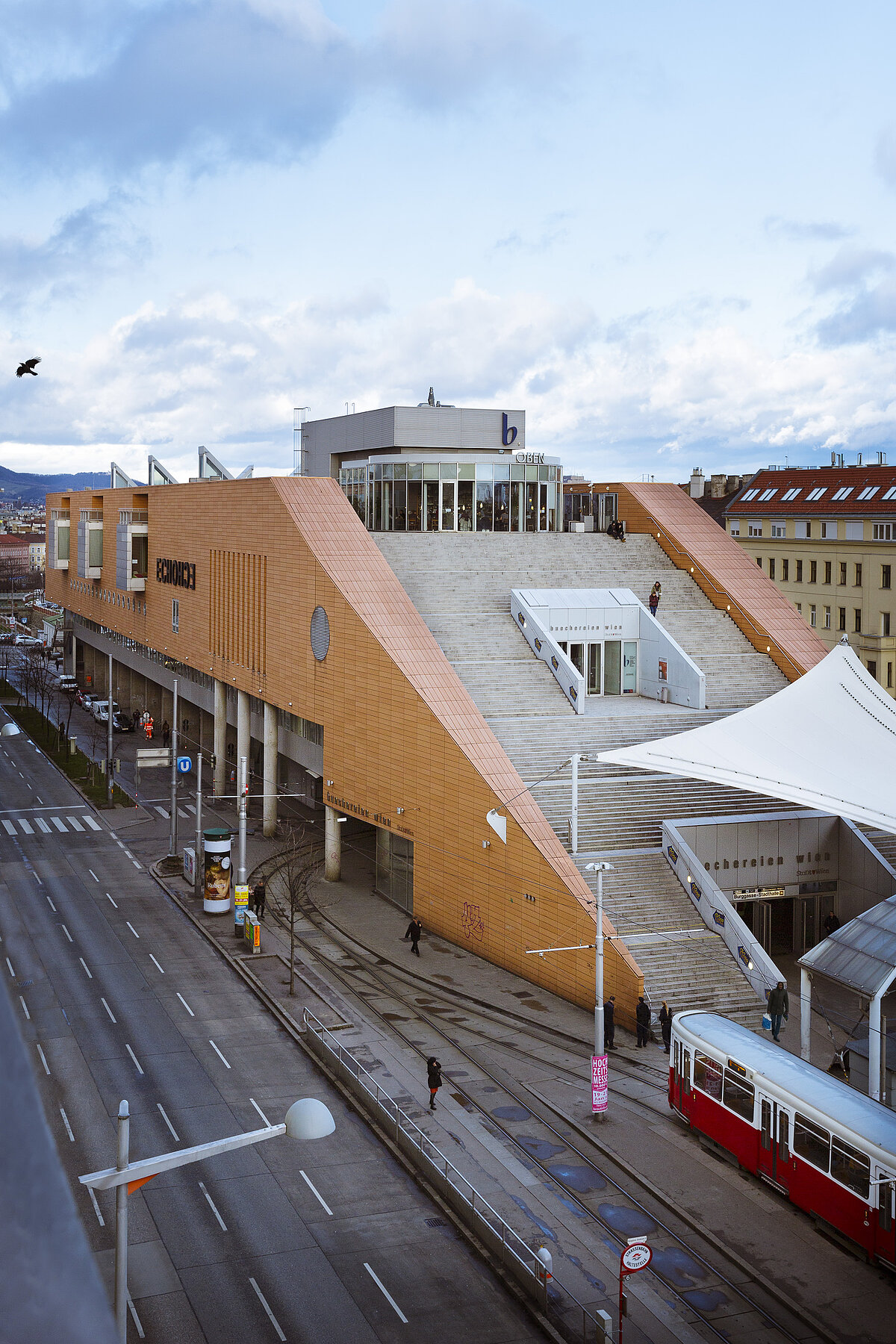 Urbanes, weltoffenes Flair: Die Hauptbibliothek der Büchereien Wien besticht nicht nur durch ihr breitgefächertes Medienangebot, sondern auch durch ihre besondere Architektur und die Lage direkt über einer U-Bahn-Station. Foto: Inès Bacher