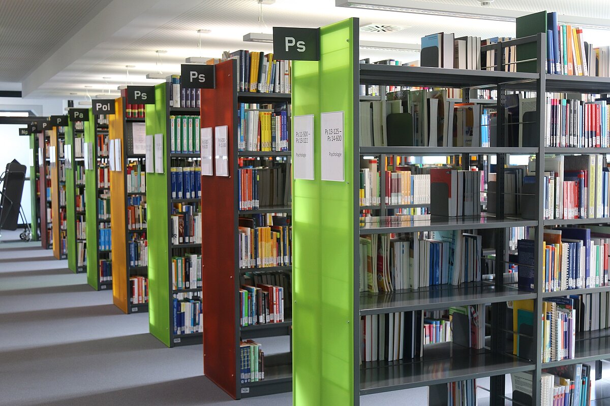 Umgestaltung der Hochschulbibliothek Reutlingen. Bücherregale mussten zugunsten neuer Gruppenarbeitsräume weichen.