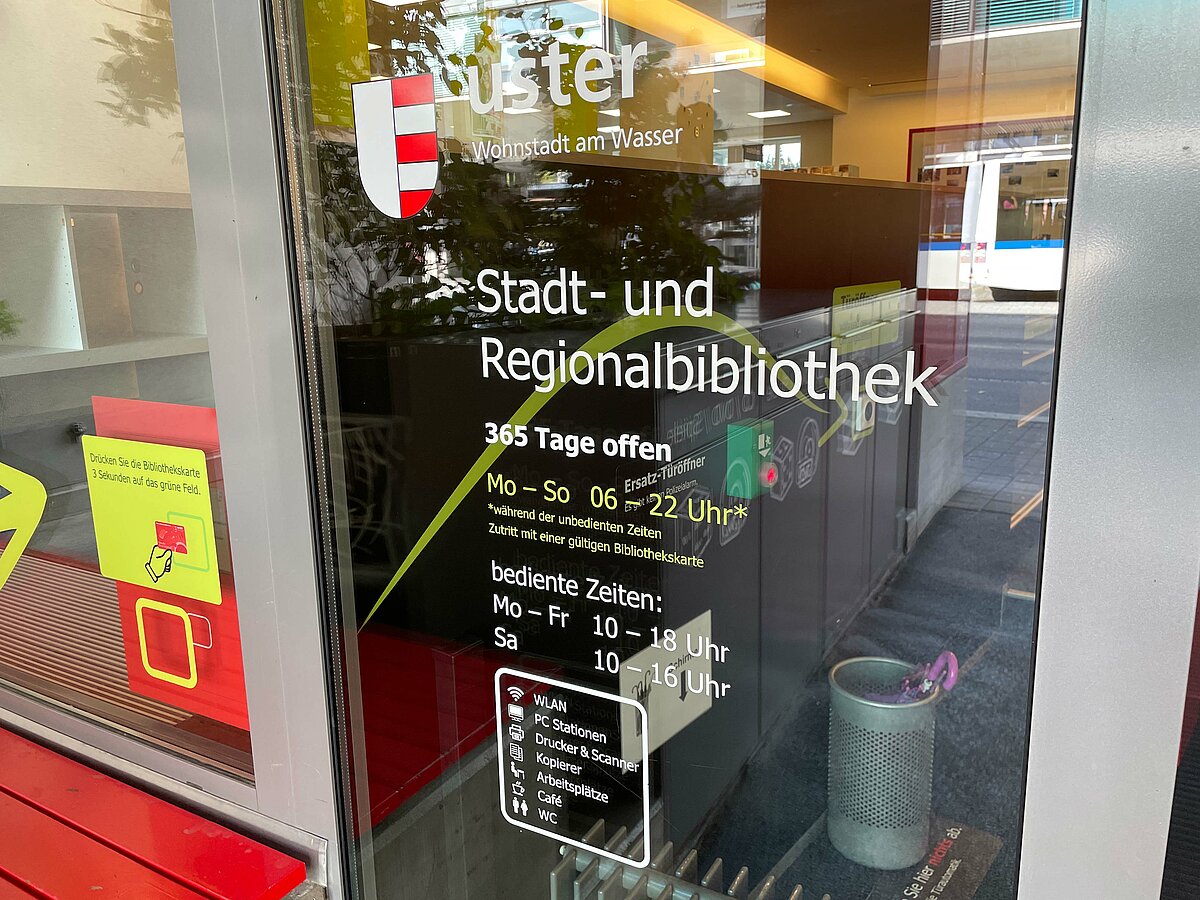 Die Bibliothek Uster hat 112 Stunden pro Woche geöffnet, davon 46 Stunden mit Bedienung. Foto: Roman Weibel