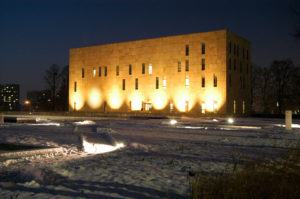 Aussenaufnahme_bei_Nacht_der_SLUB_Dresden-300x199.jpg