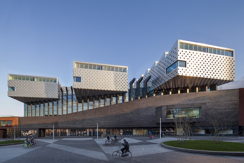 Futuristische Architektur: Die Außenansicht des Gemeinschaftsprojekts Het Eemhuis in Ammersfort in den Niederlanden
