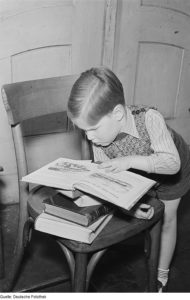 Fotothek_df_roe-neg_0006280_003_Portr--t_eines_kleinen_Jungen_beim_Lesen_eines_Bu-190x300.jpg