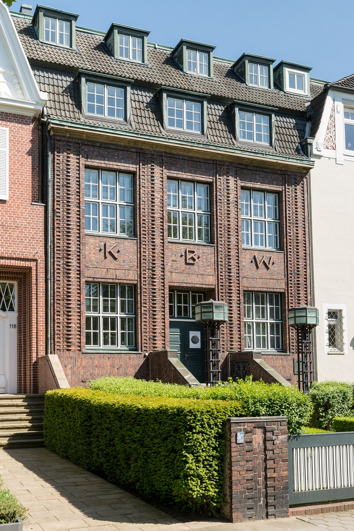 Das 1926 errichtete Warburg-Haus in Hamburg wird mittlerweile von der Universität Hamburg als interdisziplinäres Forum für Kunst- und Kulturwissenschaft genutzt. 