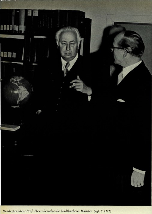 Ein Besuch vom Bundespräsident Theodor Heuss bei der Städtischen Bücherei in Münster unterstreicht die Signifikanz, die die Politik der Öffentlichen Bibliothek zugeschrieben hat. Bücherei und Bildung. Ausgabe 10, 1953