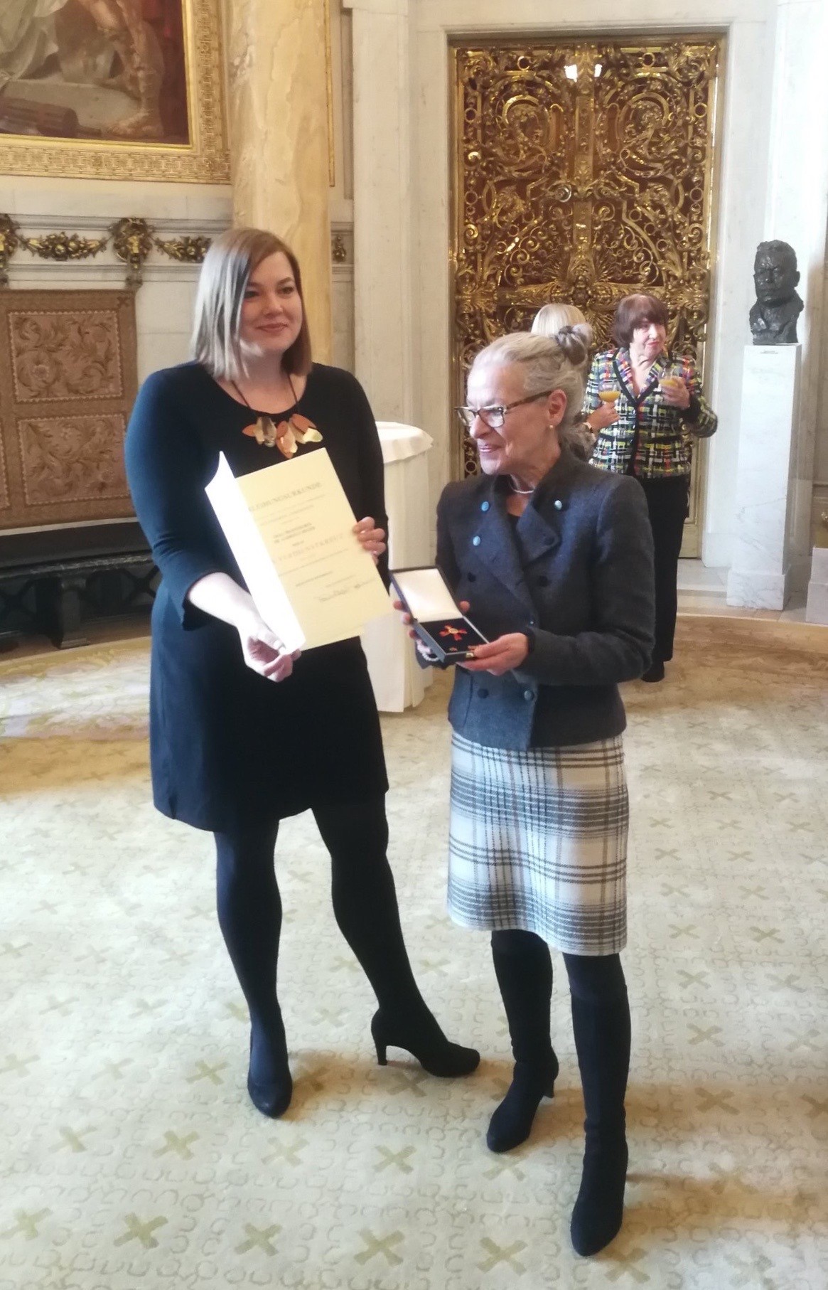 Verleihung des Bundesverdienstkreuzes an Gabriele Beger (rechts) durch Katharina Fegebank im Rathaus von Hamburg im Februar 2018. Foto: SUB Hamburg