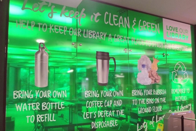 Die Kampagne »Love our Library« an der »Grünen Wand« der University College Cork (UCC) Library.