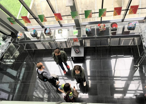 Besucherinnen und Besucher der Ausstellung der Bibliothek der Geistes- und Sozialwissenschaftlichen Fakultät in Zagreb in Kroatien.