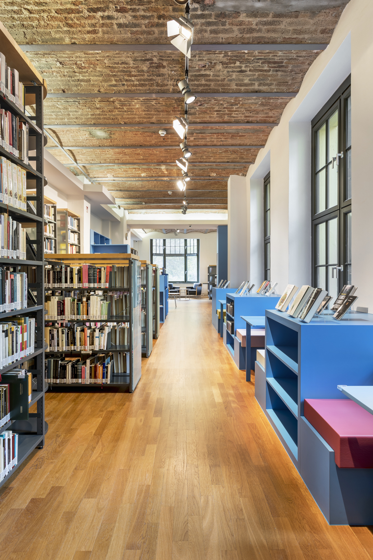 Die Bibliothek des Instituto Cervantes in Berlin empfängt ihr Publikum in offenen und einladenden Räumen. Foto: Enric Duch