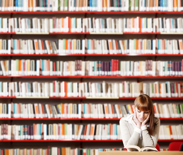 Studentin in der Bibliothek